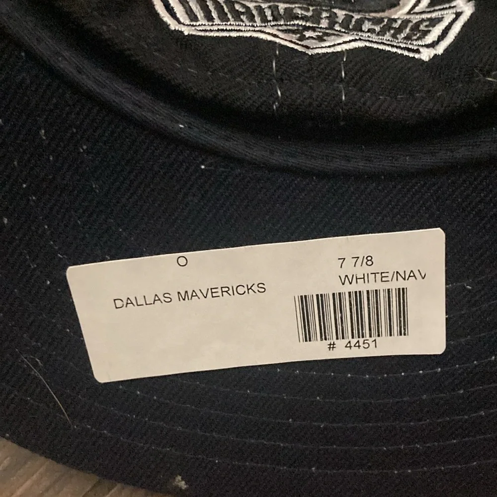 NWT NBA‎ Cream and Black Fitted Cap. Dallas Mavericks backhit. Size 7-7/8